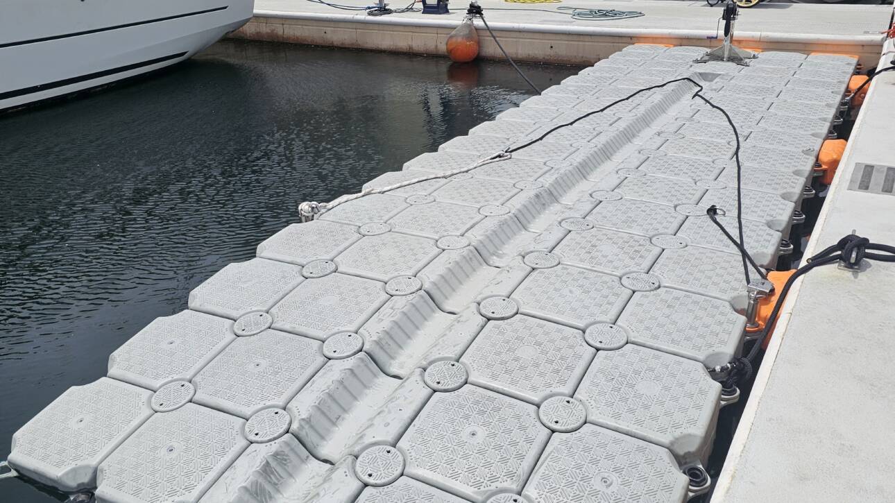 Floating boat dock for jet boat in Dubai Palm Jumeirah